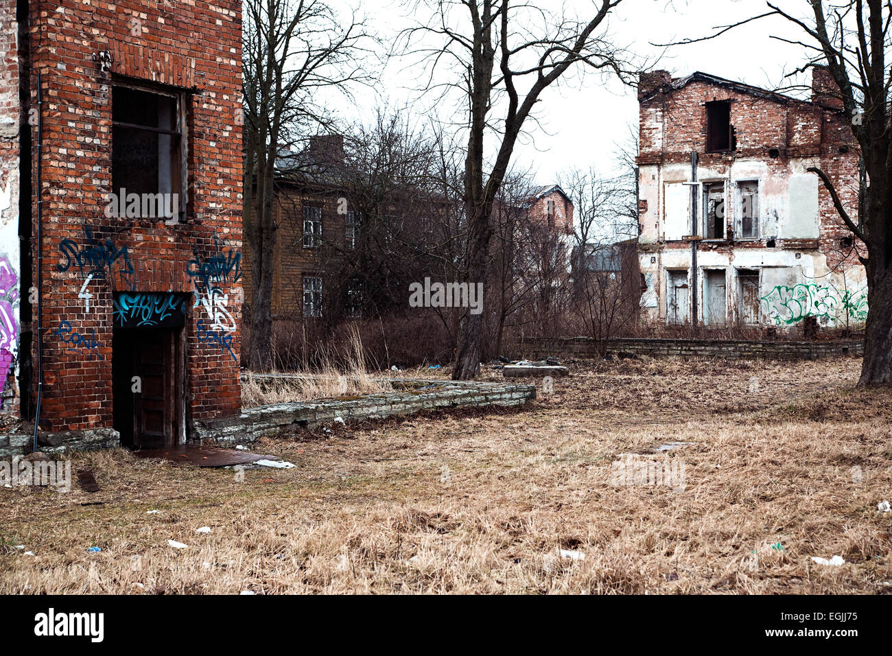 Il paesaggio di un villaggio abbandonato case in rovina Foto Stock