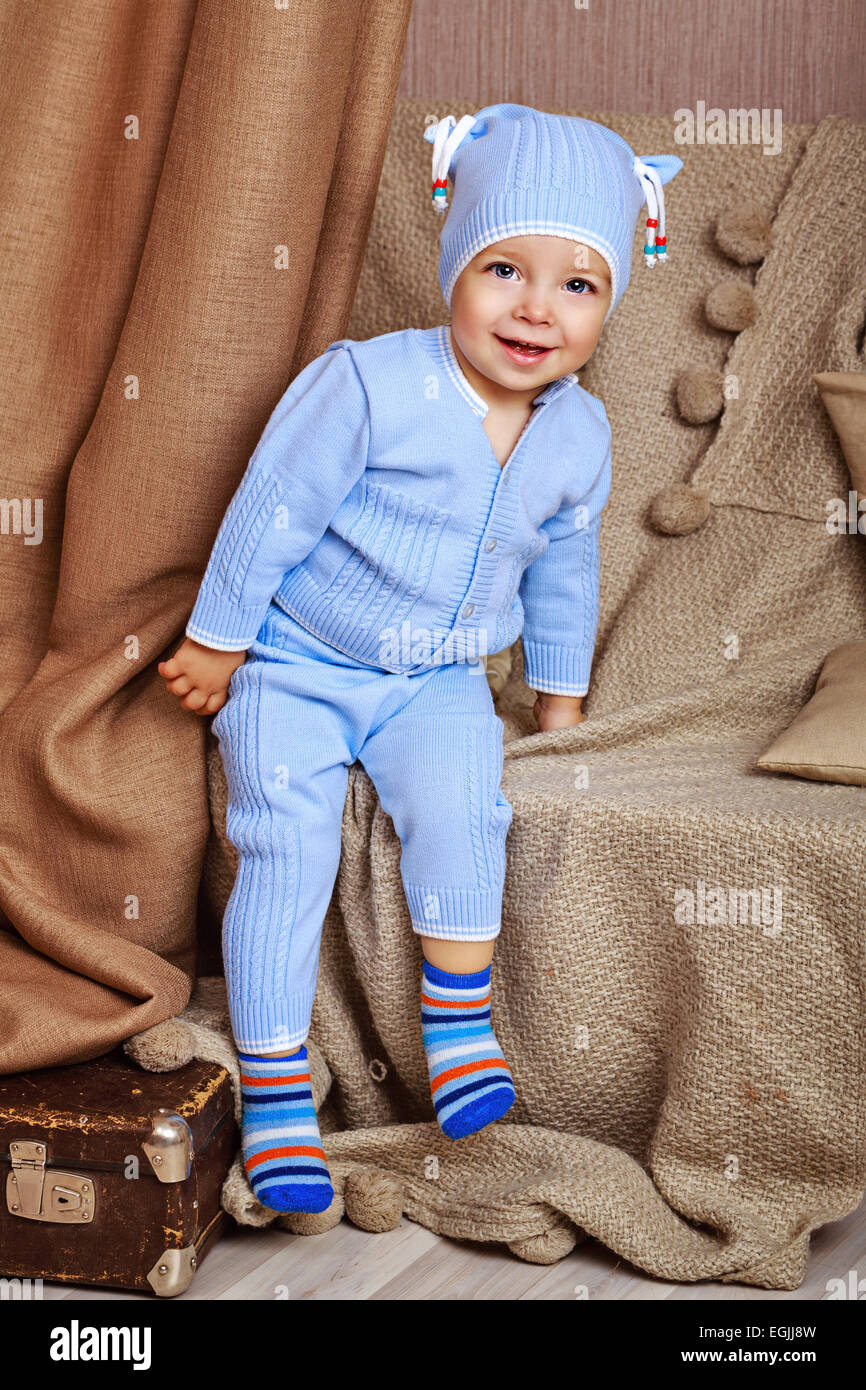 Poco simpatici baby in pigiama, girato in interni Foto Stock