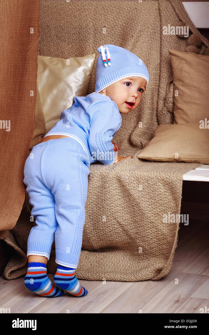 Poco simpatici baby in pigiama, girato in interni Foto Stock