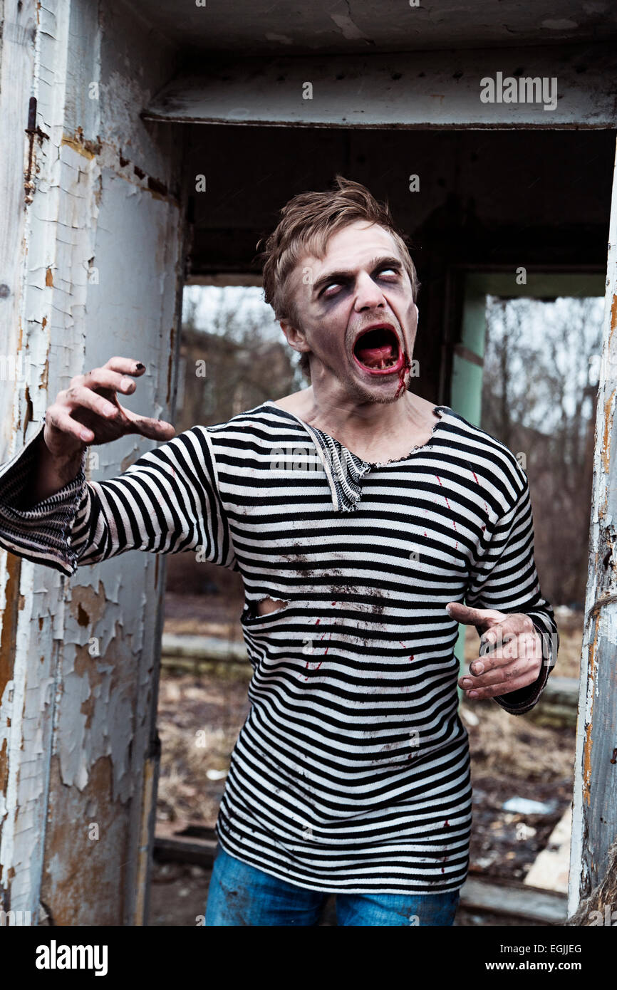 Stile Halloween vestito uomo che agisce come un matto Foto Stock