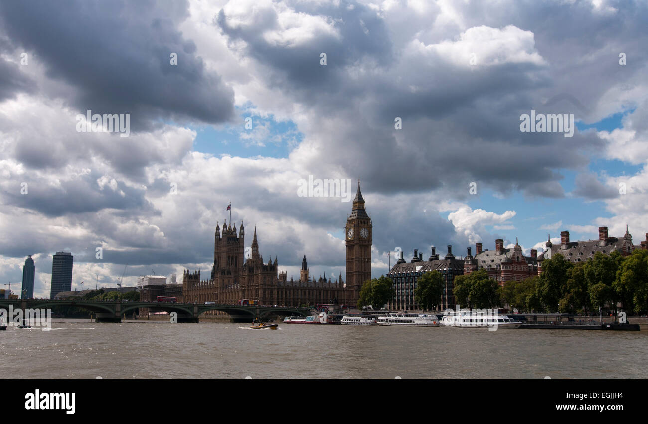 Cercando il Tamigi verso la House of Commons Foto Stock