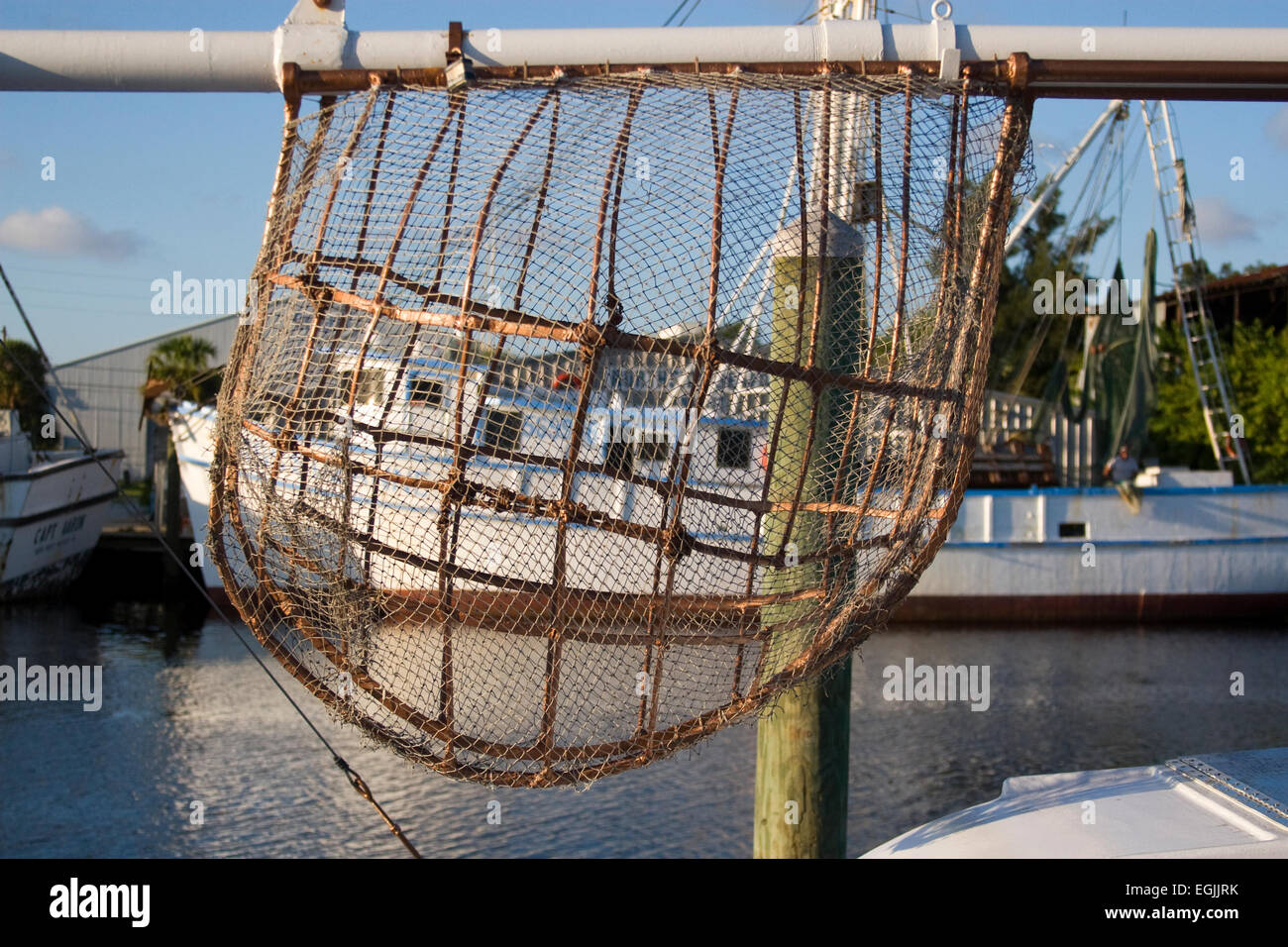 Una spugna vuota net su una imbarcazione per immersioni ma legato al dock nella città greca di Tarpon Springs, in Florida. Foto Stock