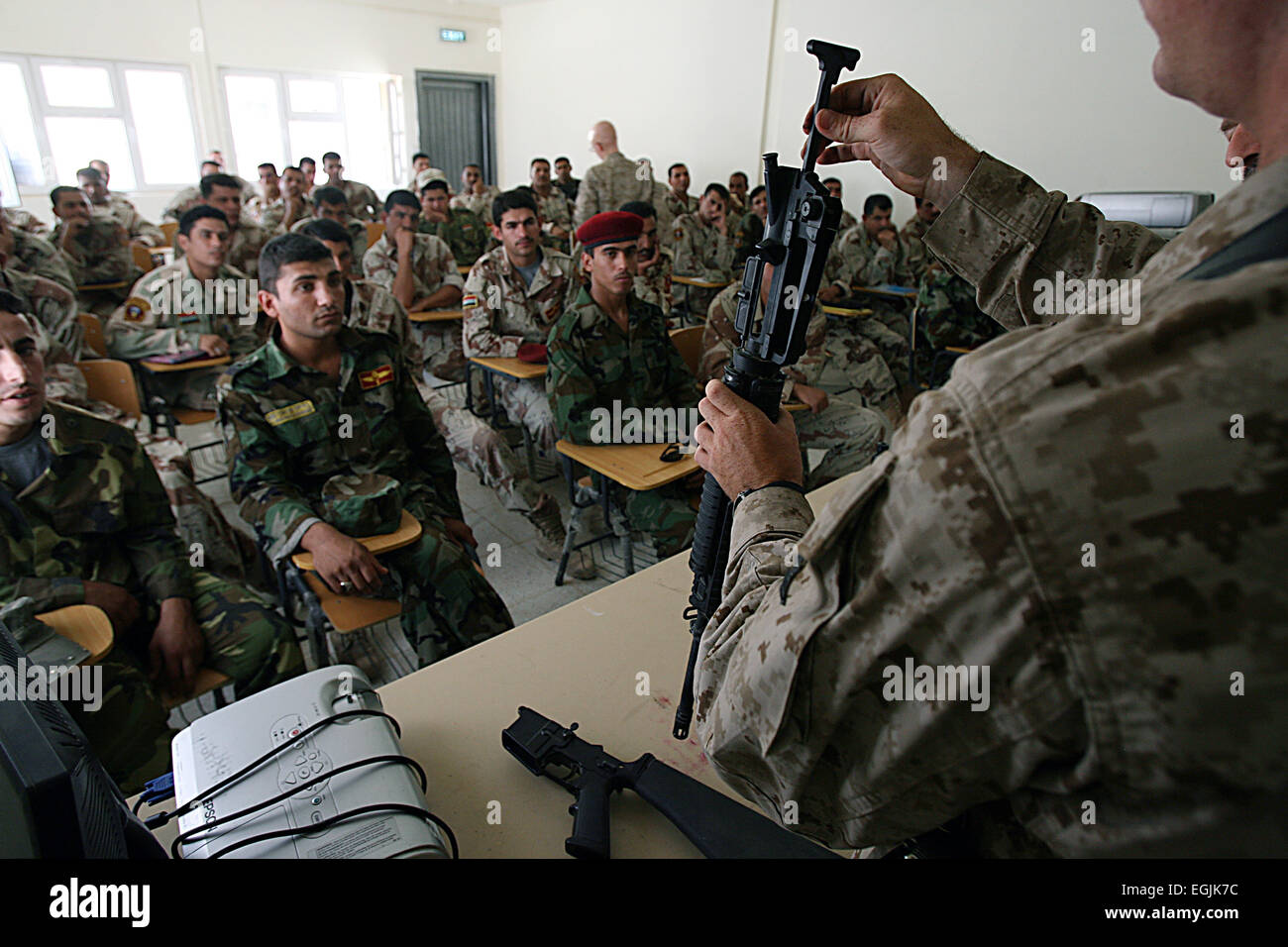 Noi lancia Marine Cpl. Sterling N. Hagan mostra soldati dell'esercito iracheno dal 7 IA Divisione corretto smontare e riassemblare i metodi per la M-16 fucile serie durante il corso di formazione il 7 agosto 2008 a Camp Mejide, Iraq. Foto Stock