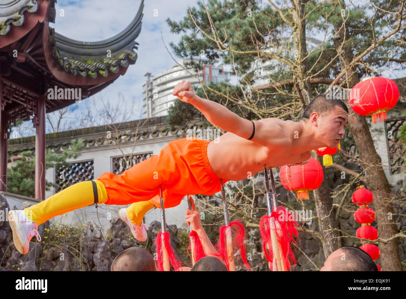 Esperto di Kung fu performance di Shaolin Monks, Dr. Sun Yat Sen classico giardino Cinese, Vancouver, British Columbia, Canada Foto Stock