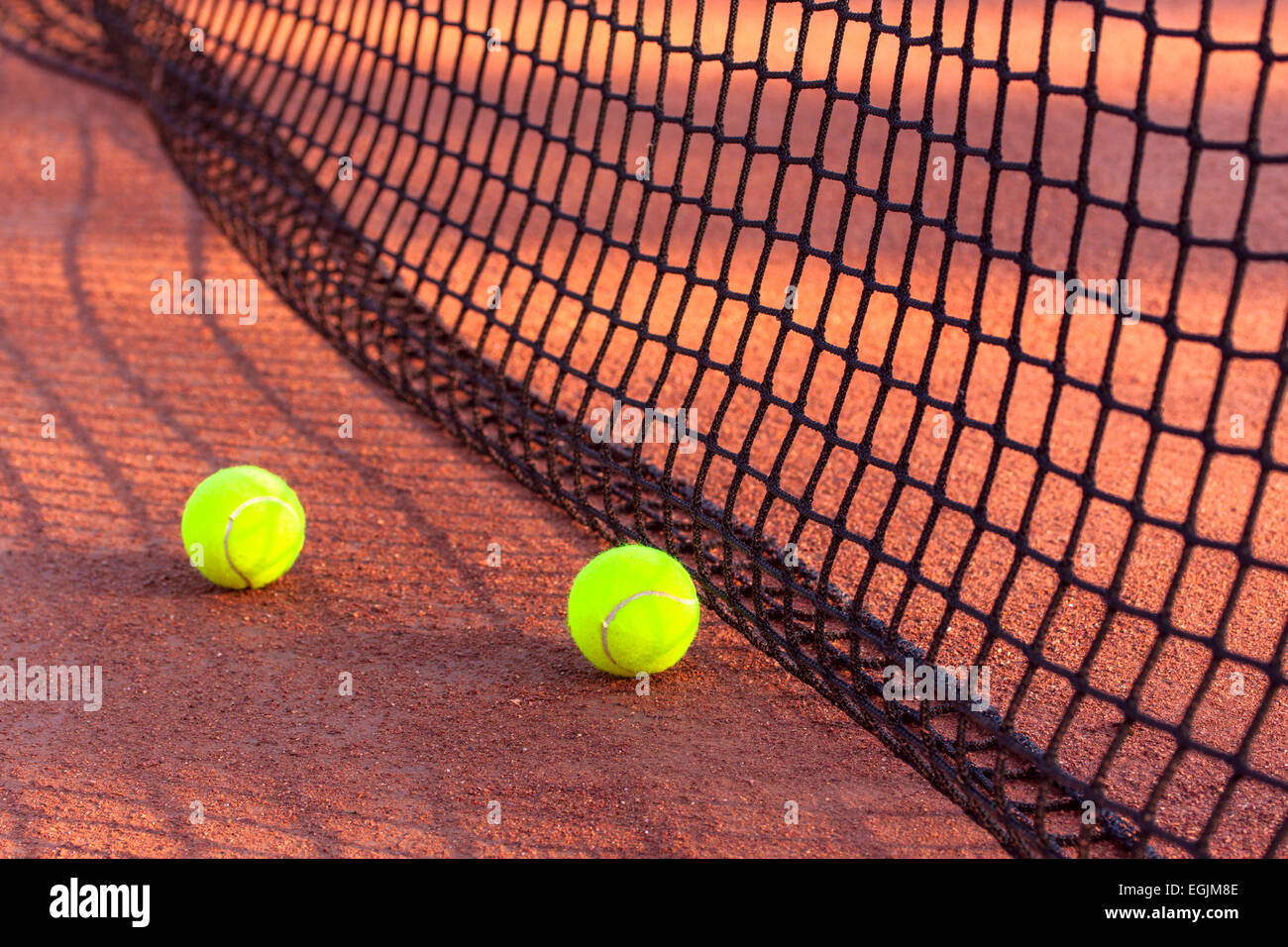 Palla da tennis su un campo da tennis in terra battuta Foto Stock