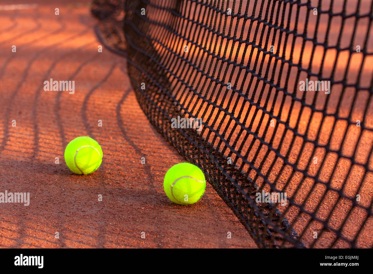 Palla da tennis su un campo da tennis in terra battuta Foto Stock