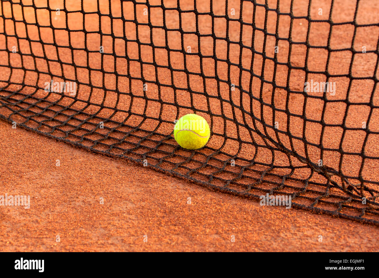 Palla da tennis su un campo da tennis in terra battuta Foto Stock