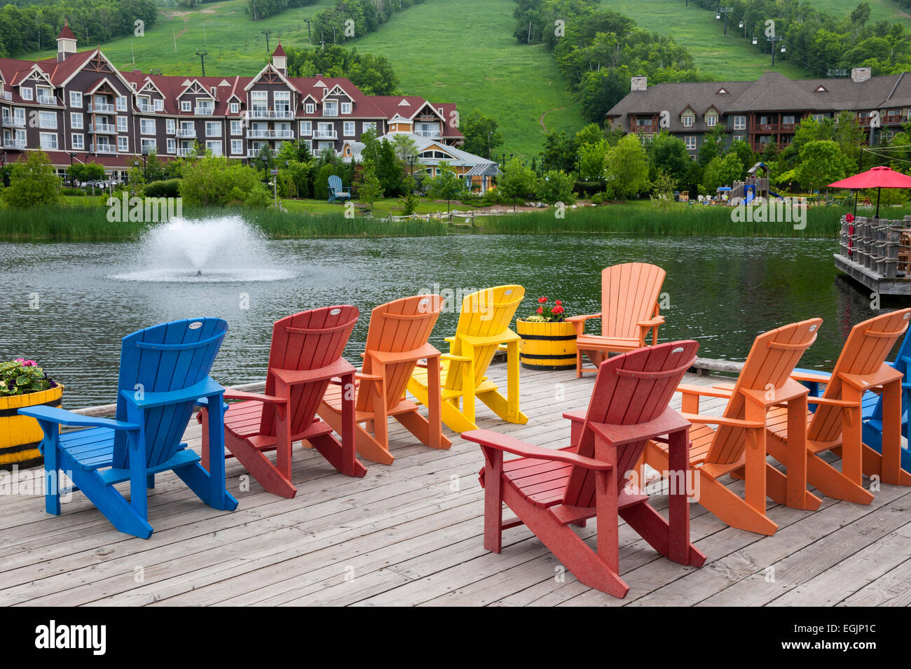 COLLINGWOOD, ON, Canada - 18 giugno: colorate sedie a sdraio sul laghetto di Mulino dock in estate a Blue Mountain Village, 2014 Foto Stock