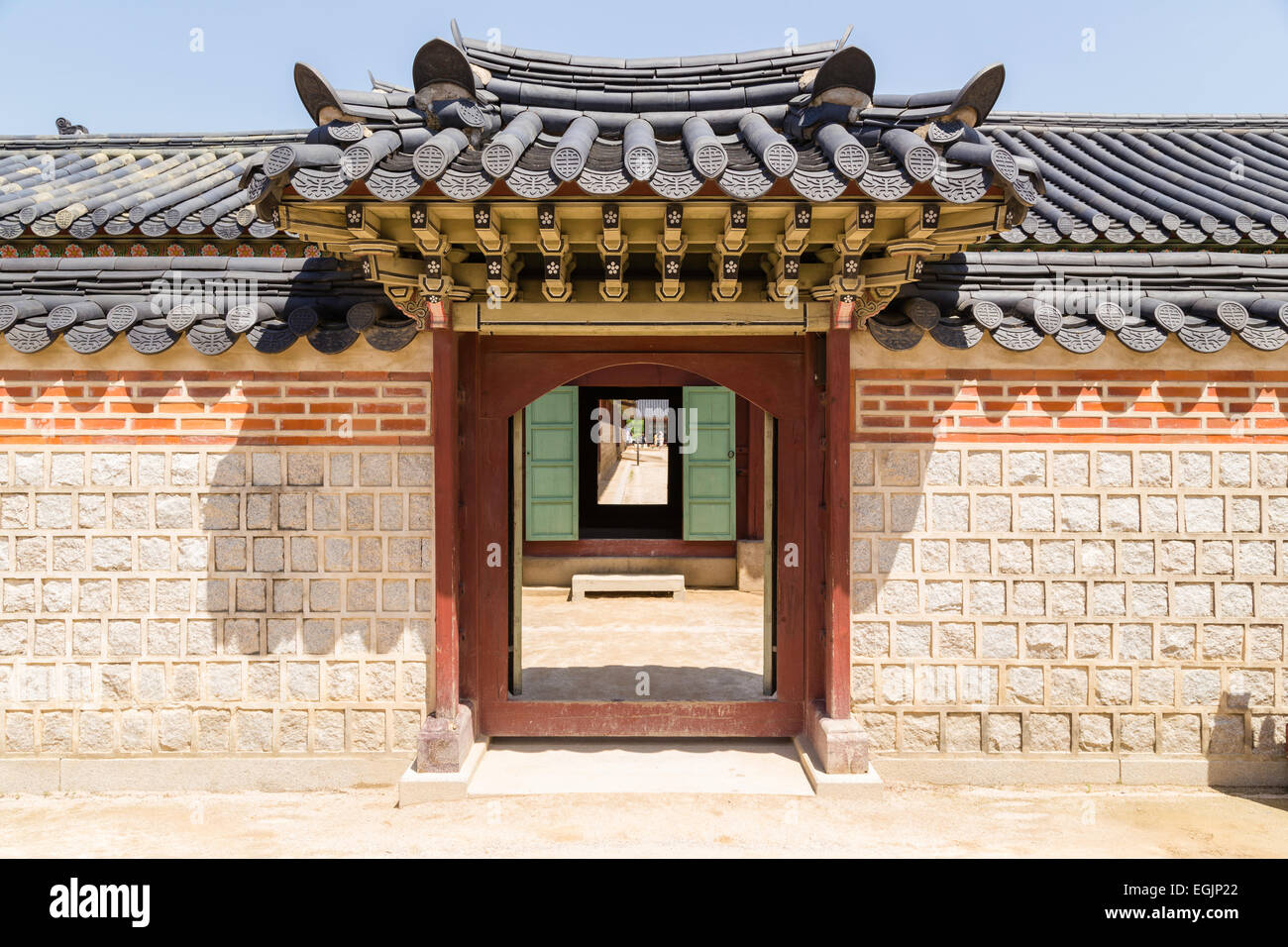 Seoul, Corea del Sud - Gyeongbokgung Palace dispone di numerose fortificazioni di parete entro il palazzo motivi questo essendo uno di loro. Foto Stock