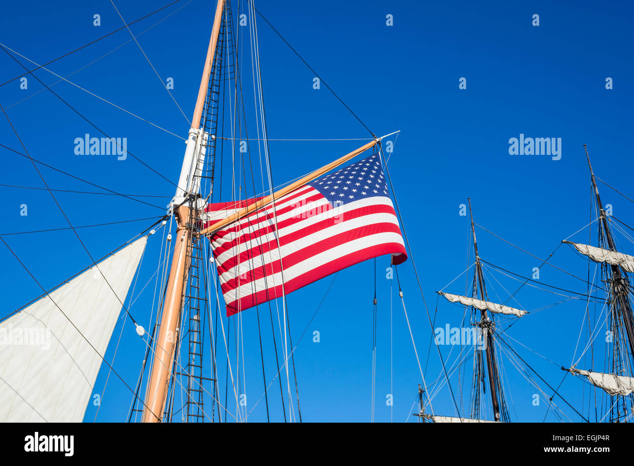 Bandiera americana attaccato al montante su la stella della nave in India. San Diego, California, Stati Uniti. Foto Stock