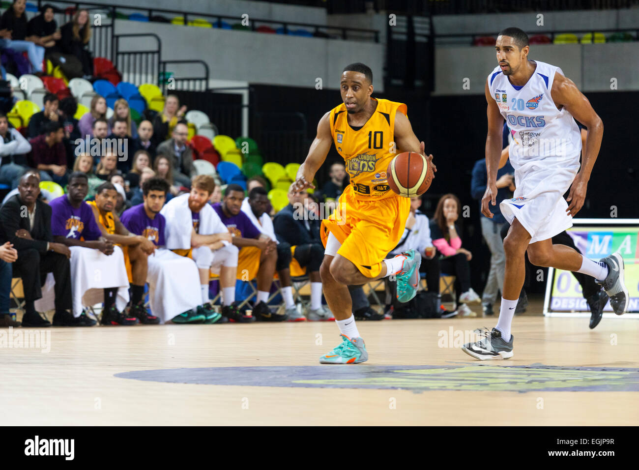 Londra, Regno Unito. Il 25 febbraio, 2015. London Lions player Perry Lawson aziona la palla in avanti mentre il banco Lions orologi, durante la BBL partita di campionato contro il Glasgow rocce alla casella di rame Arena del parco olimpico Foto Stock