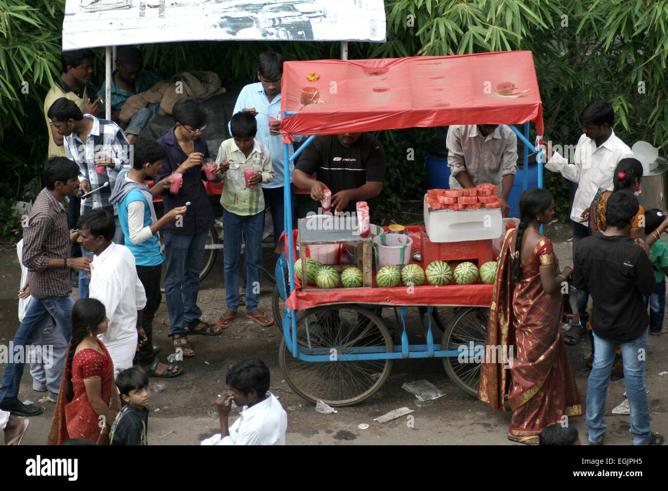 Cucina di strada fornitori vendono su carrelli mobili durante ganesha festival di immersione su settembre 18,2013 in Hyderabad, India. Foto Stock