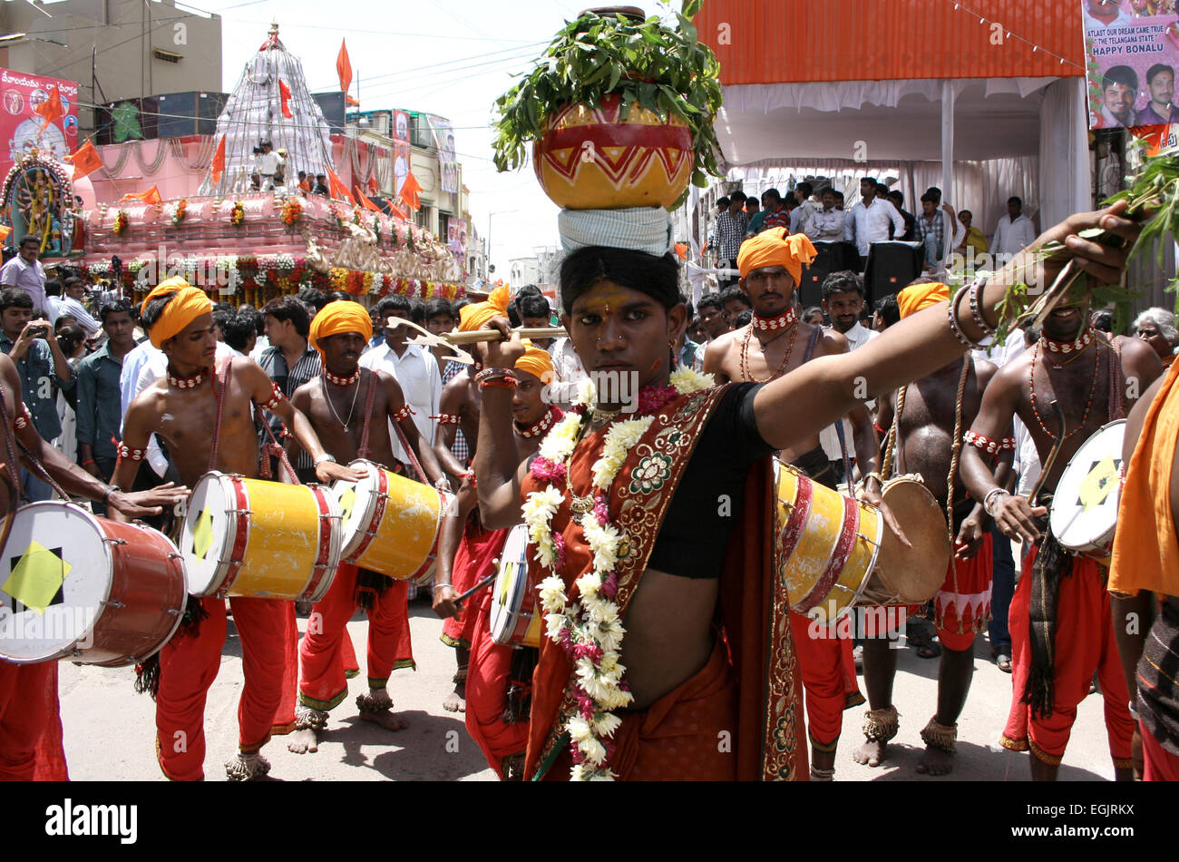 Le donne indiane portano bonam come Bonalu durante un festival indù vicino al tempio di Hyderabad, India su aprile 8,2014. Foto Stock