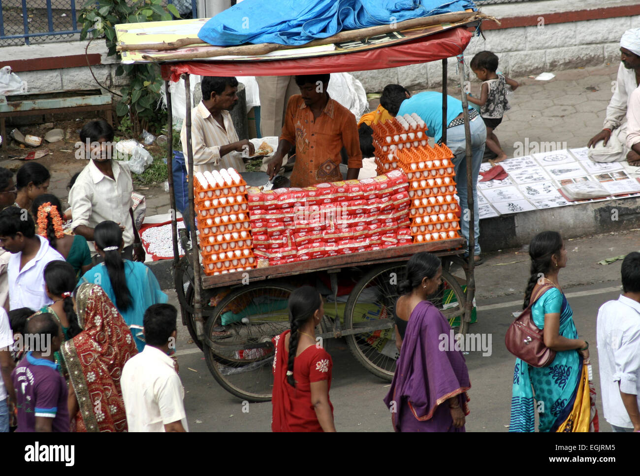 Cucina di strada fornitori vendono su carrelli mobili durante ganesha festival di immersione su settembre 18,2013 in Hyderabad, India. Foto Stock