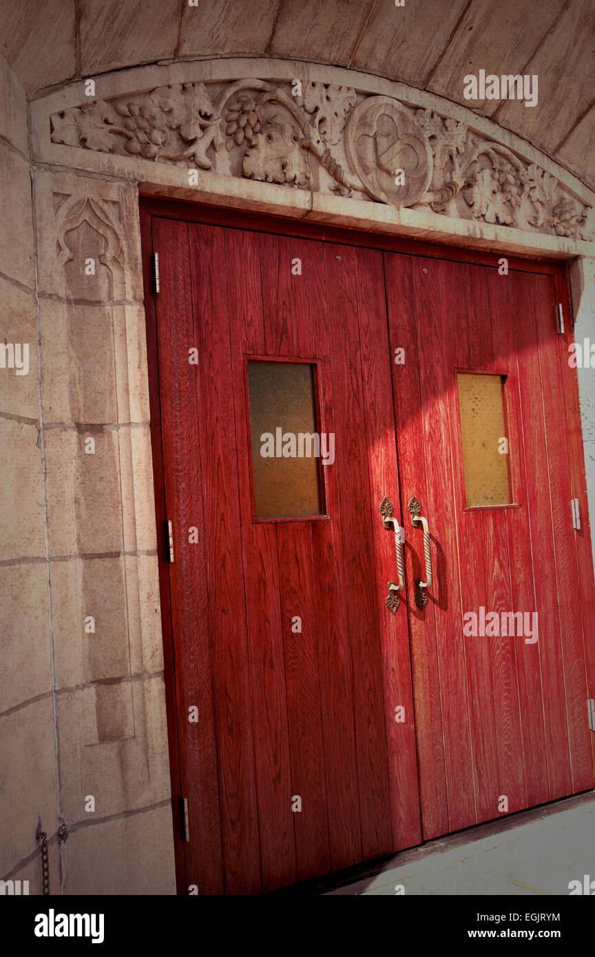 Rosso a due porte. Intagliato design concrete su porte. Foto Stock
