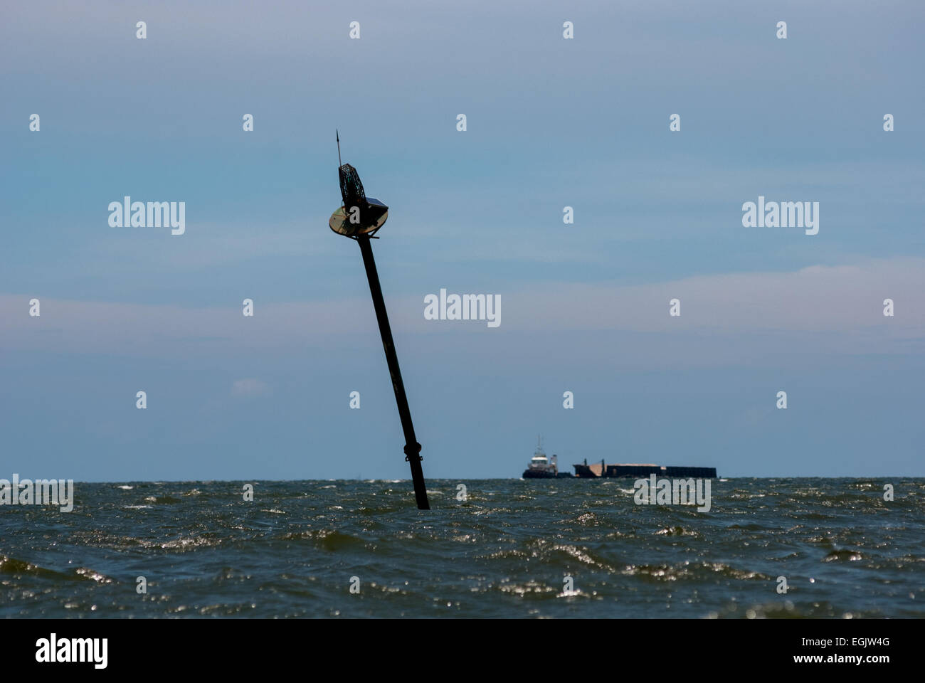 Un abbandonato torre faro nelle acque costiere di Jakarta, Indonesia. Foto Stock