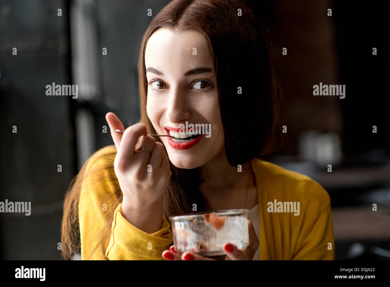 La donna a mangiare il gelato al caffè Foto Stock