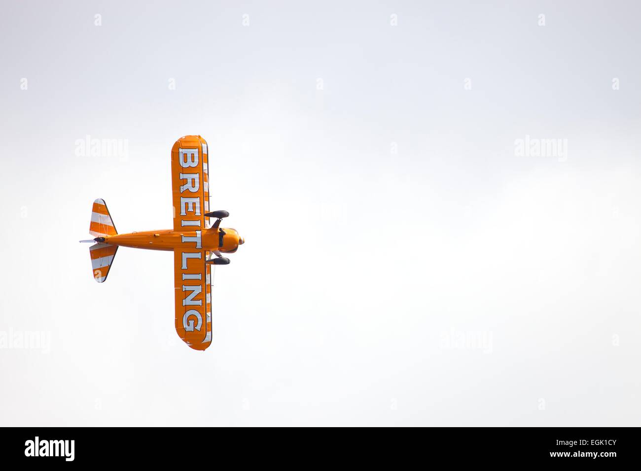 Al di sotto della Boeing Stearman modello 75. Breitling biplano nel cielo bianco Foto Stock