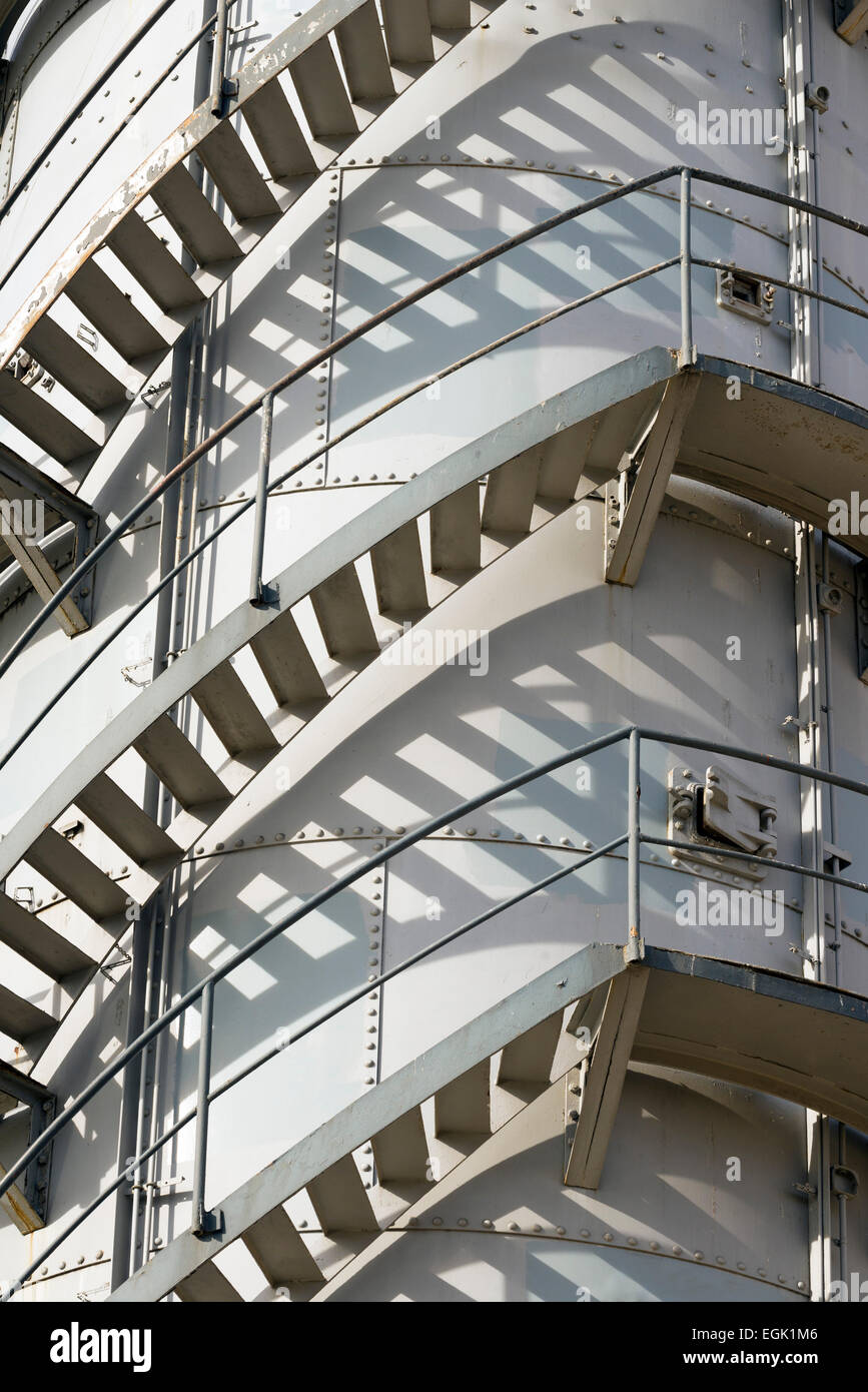La scala a chiocciola in una torre di trasformazione industriale Foto Stock