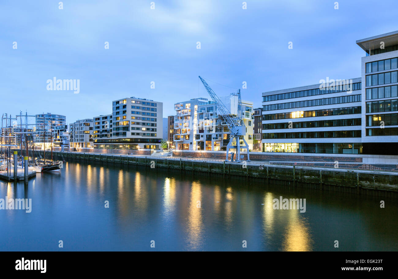 Office e gli edifici residenziali su Kaiserkai, Am Sandtorkai, HafenCity di Amburgo, Germania Foto Stock
