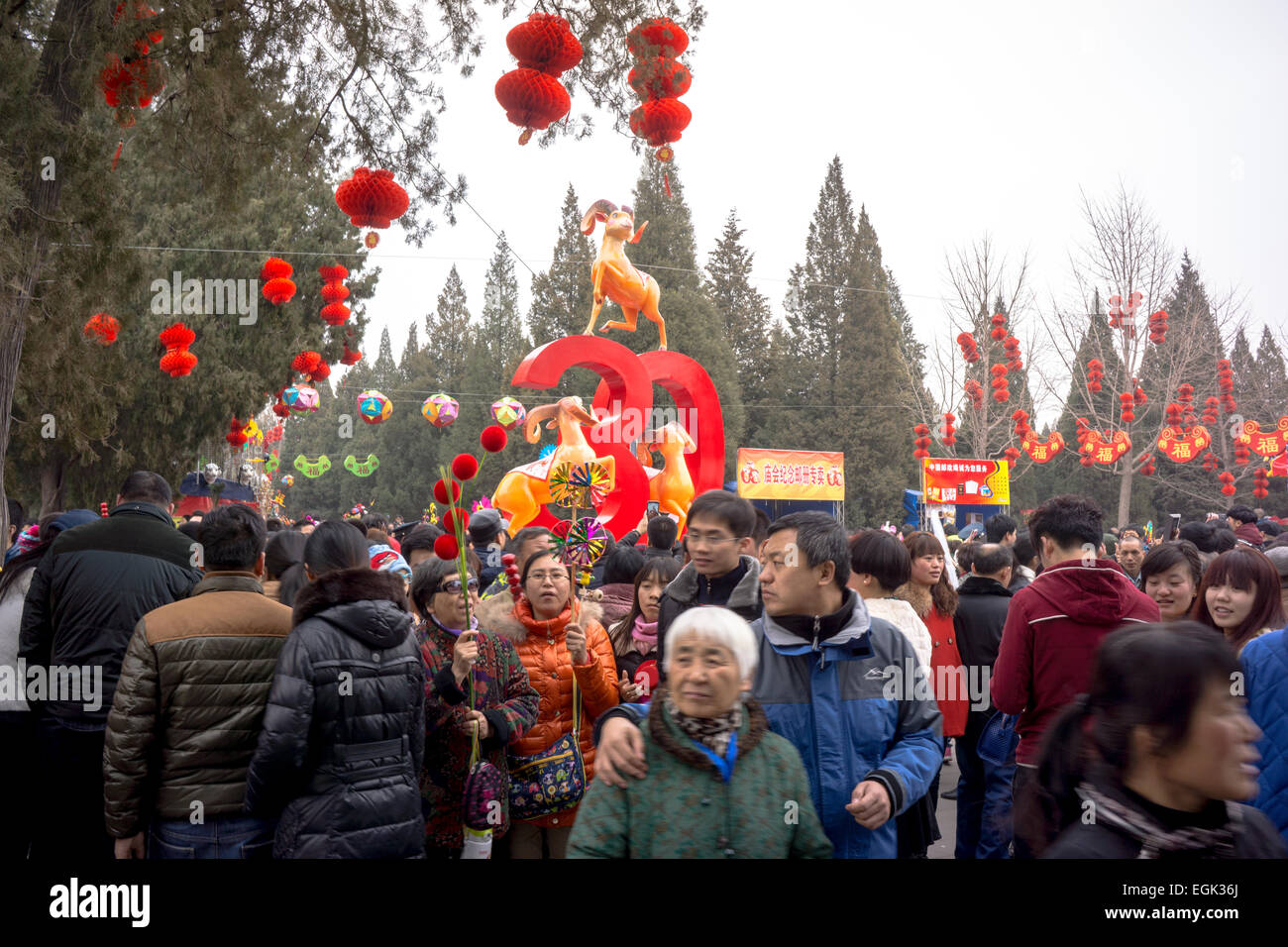 La folla festeggiare il nuovo anno lunare in Beijing Ditan fiera del tempio. Foto Stock