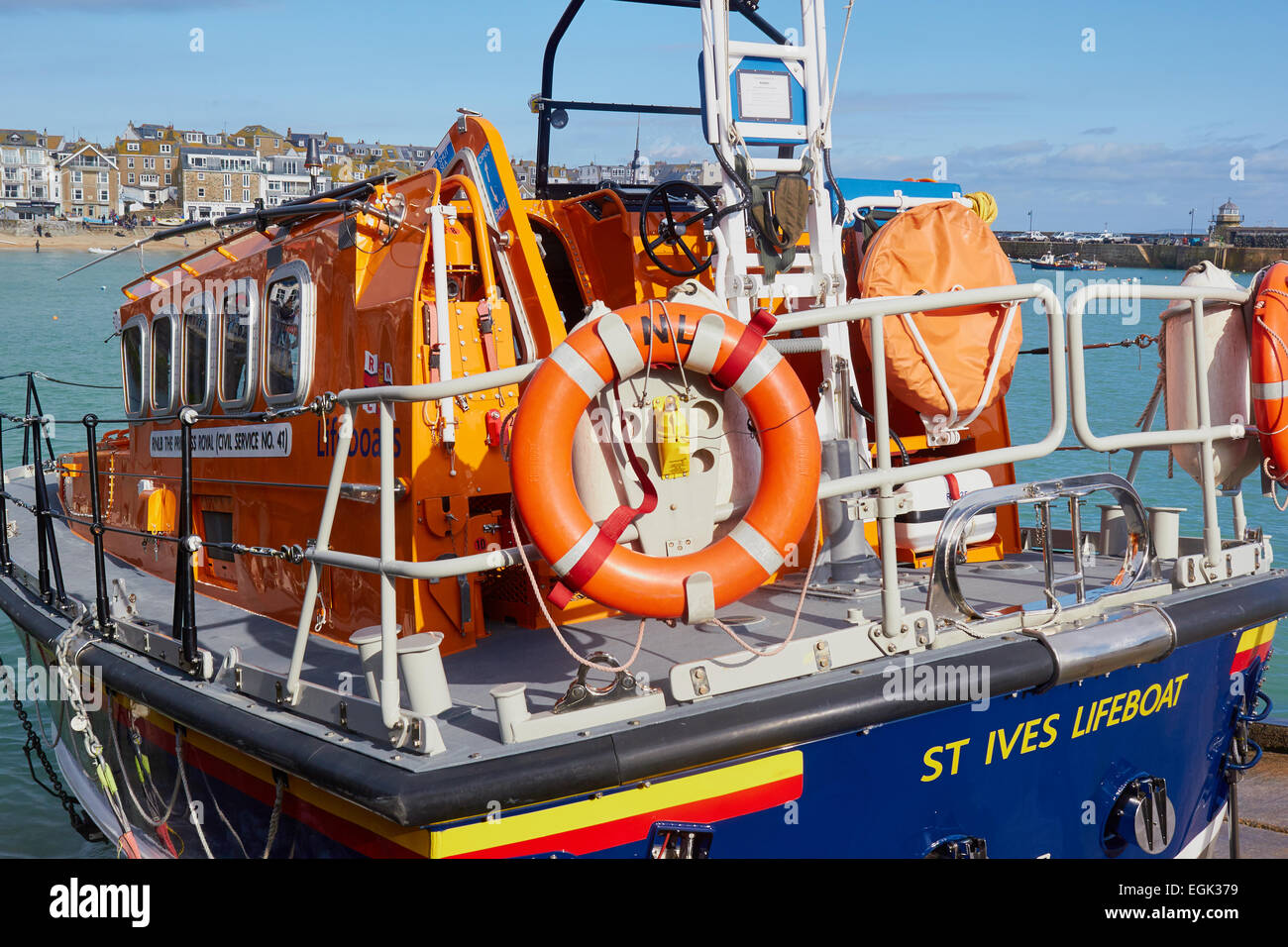 RNLI scialuppa di salvataggio su uno scalo St Ives Cornwall Inghilterra Europa Foto Stock