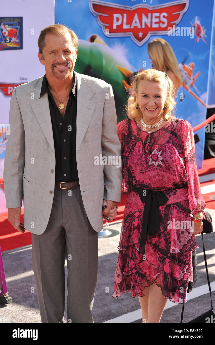 LOS ANGELES, CA - Agosto 5, 2013: Juliet Mills & marito Maxwell Caulfield presso la premiere mondiale di Disney's aerei al El Capitan Theater di Hollywood. Foto Stock