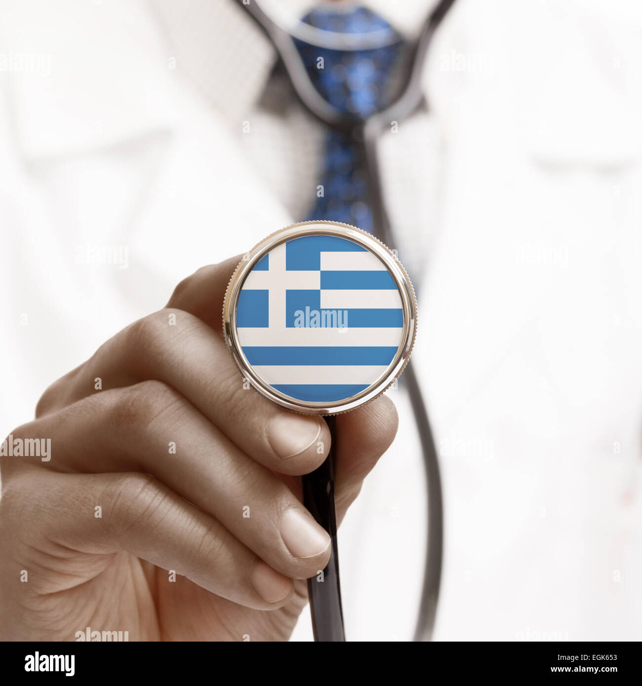 Uno stetoscopio con bandiera nazionale serie concettuale - Repubblica Ellenica - Grecia Foto Stock