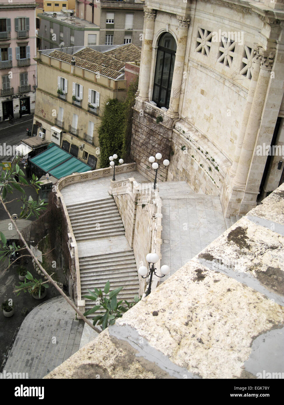 Parte superiore del bastione con city, la porta e la scala in background in  Cagliari, Sardegna Foto stock - Alamy