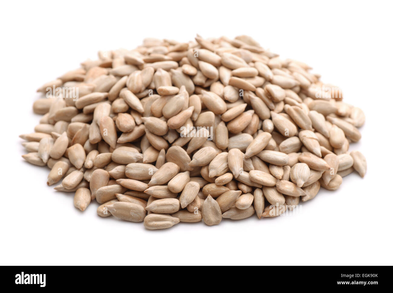 Sbucciate i semi di girasole isolato su bianco Foto Stock