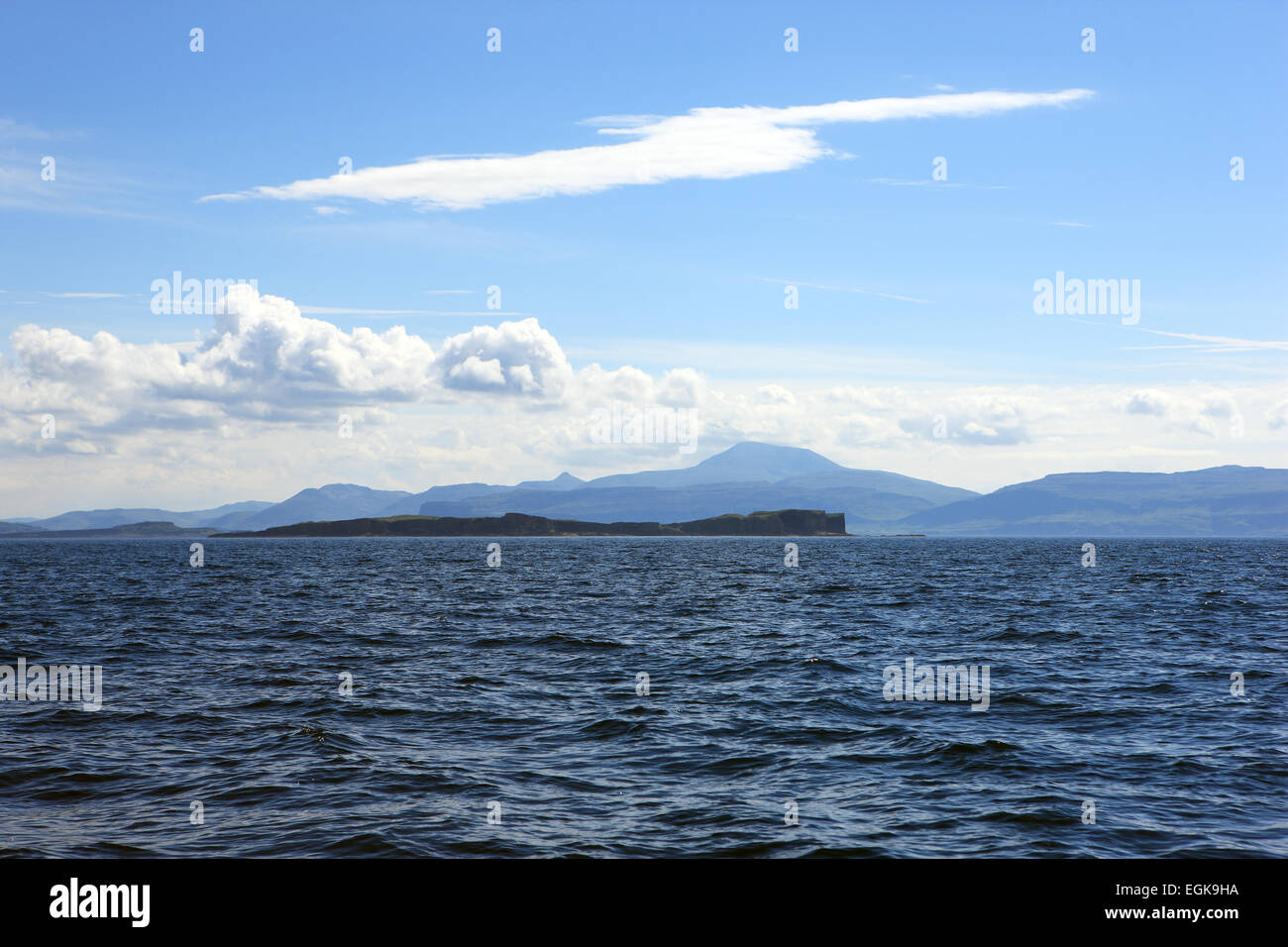 Isola di Staffa nelle Ebridi Interne con le montagne del Isle of Mull dietro. Foto Stock