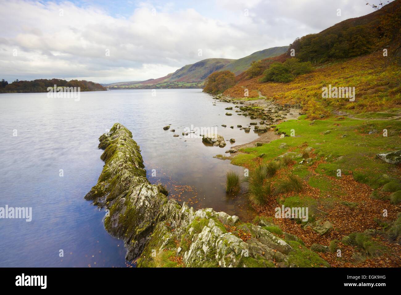 Sperone di roccia. Kailpot roccioso, Ullswater, Parco Nazionale del Distretto dei Laghi, Cumbria Inghilterra REGNO UNITO Foto Stock
