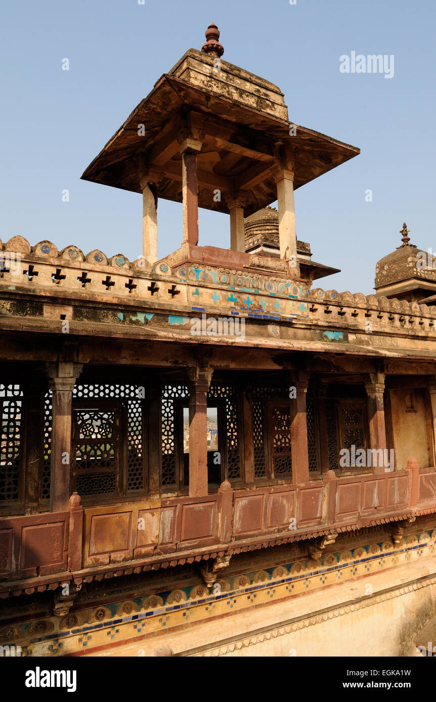 Decorativi in pietra le sculture om le pareti del xvii secolo di Jahangir Mahal Palace Orchha Madhya Pradesh India Foto Stock