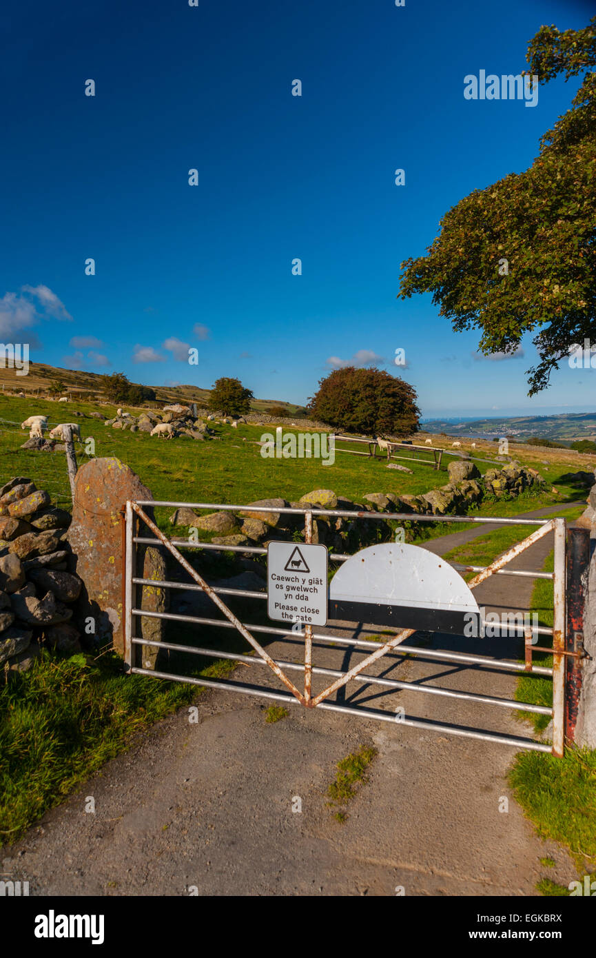 Cancello su una corsia di campagna gated nella valle di Conwy, Galles del Nord, vicino al villaggio di Rowen Foto Stock