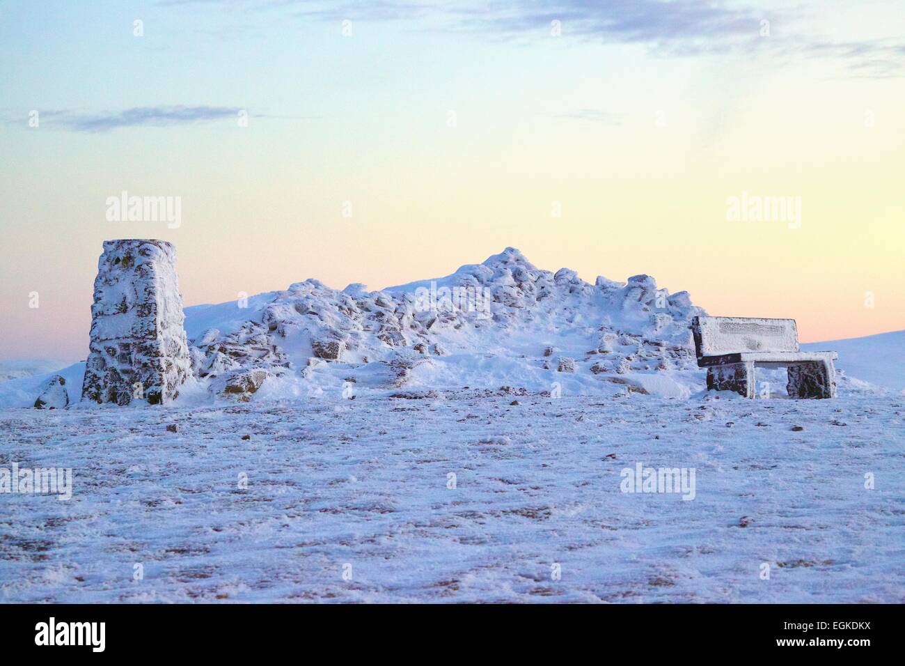 Coperte di ghiaccio punto di triangolazione sedile sul vertice di alta Pike. Cumbria Inghilterra England Regno Unito Foto Stock