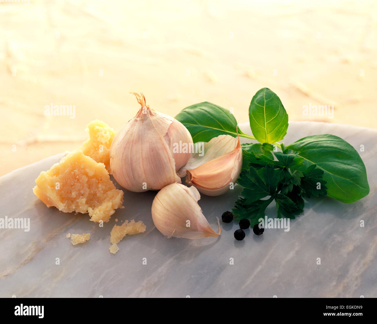 Parmigiano pepe aglio basilico Foto Stock