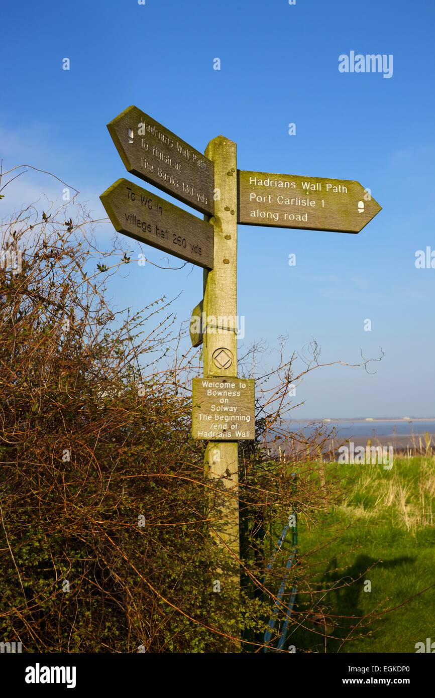 Firmare il post. Bowness on Solway, Solway Coast, parete di Adriano Path National Trail, Cumbria, England, Regno Unito Foto Stock