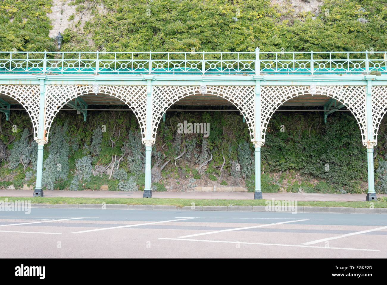 Metallo archi decorativi sul lungomare di Brighton, Regno Unito Foto Stock