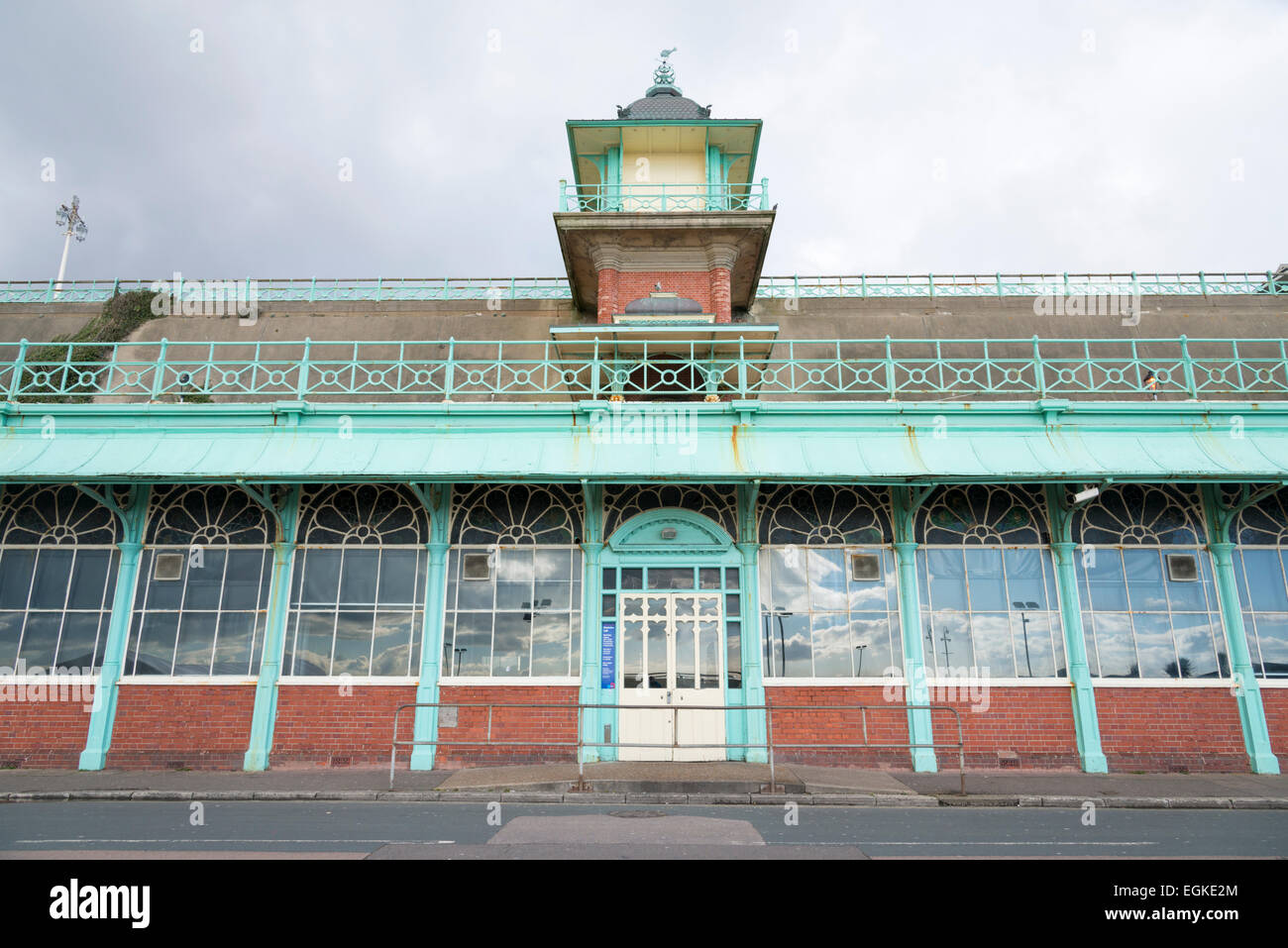 Lungomare di tradizionale architettura e costruzioni a Brighton Regno Unito Foto Stock