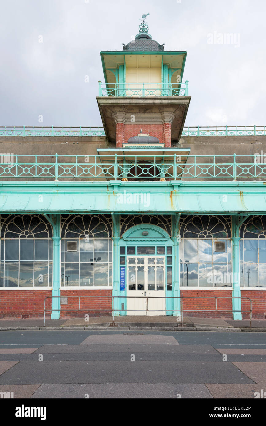 Lungomare di tradizionale architettura e costruzioni a Brighton Regno Unito Foto Stock