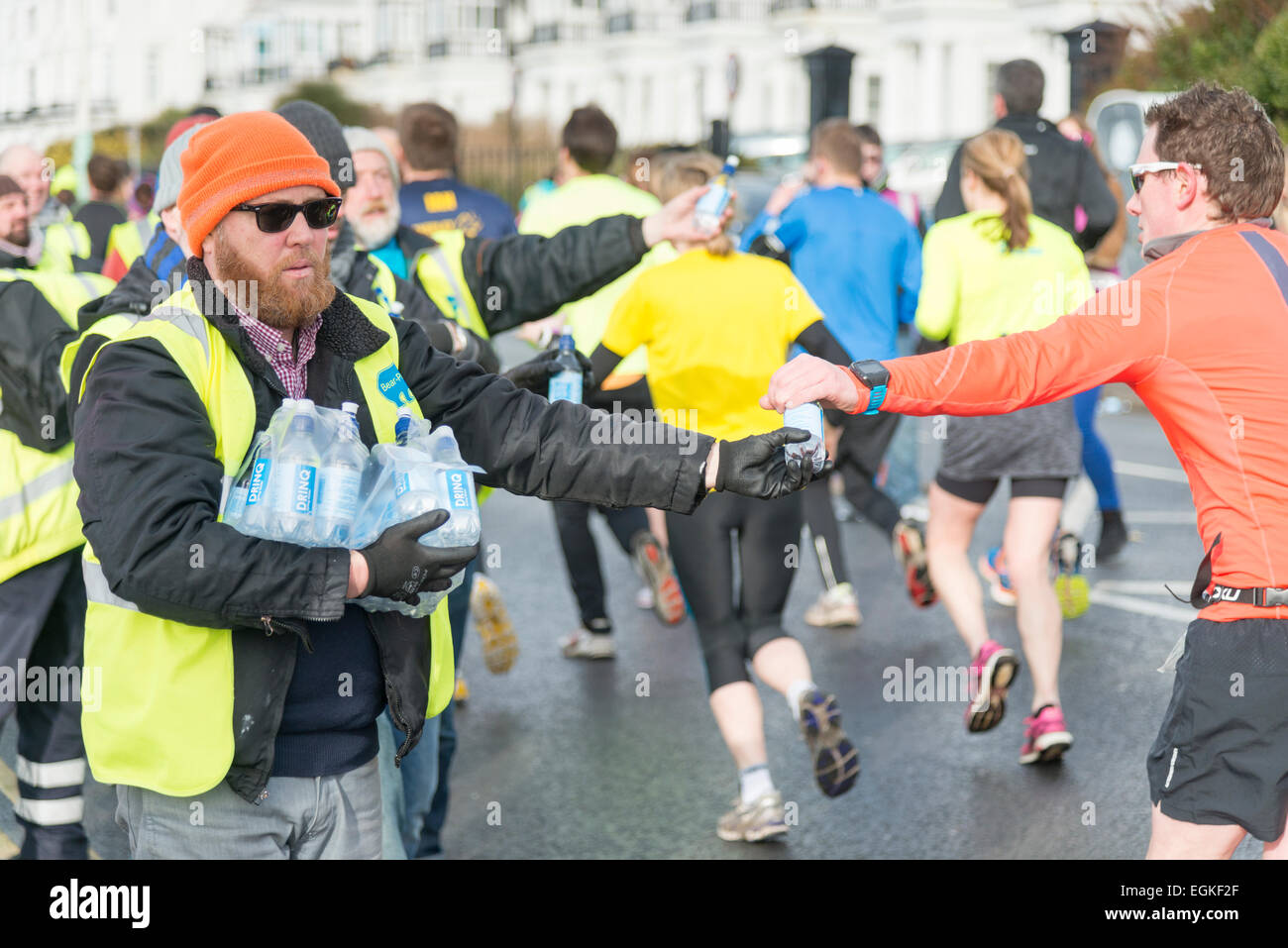 Il Marshalls out invece le bottiglie di acqua per guide di scorrimento in corrispondenza di una stazione di drink presso la vitalità Brighton mezza maratona 2105 Foto Stock