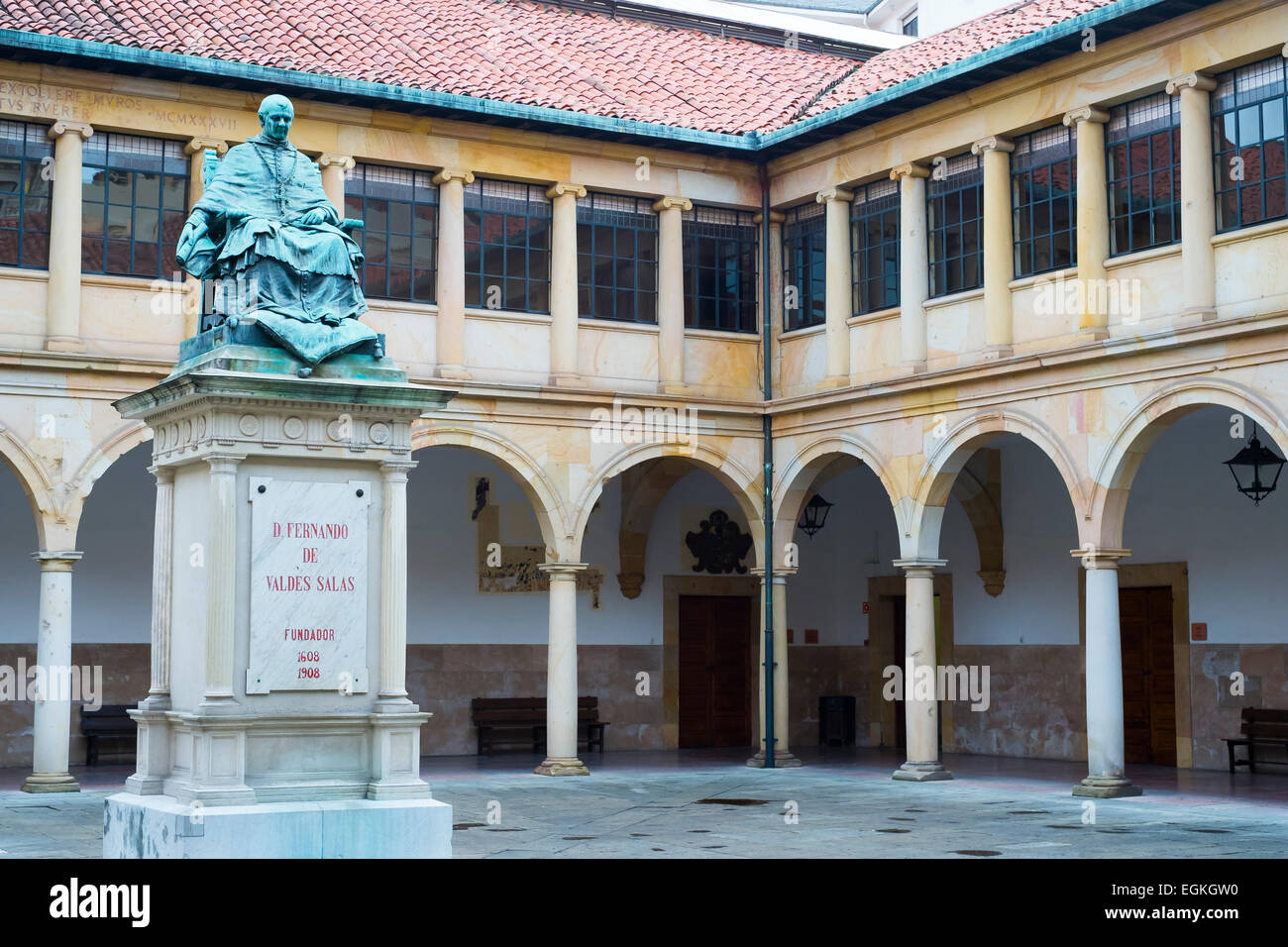 Il cortile e la statua di Fernando de Valdés Salas. Università di Oviedo. Oviedo, Asturias, Spagna, Europa. Foto Stock