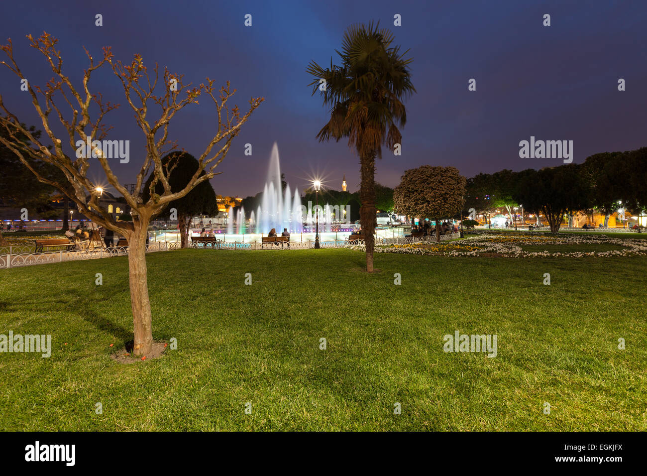 Sulla piazza di Sultanahmet di notte, Istanbul, Turchia Foto Stock