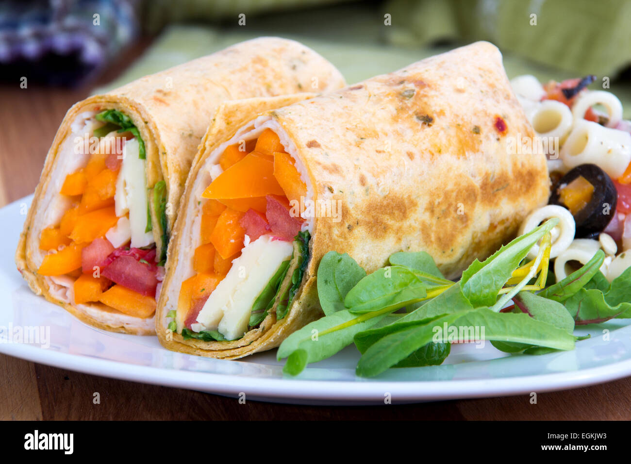 Sandwich Tortilla avvolgere closeup sulla piastra Foto Stock