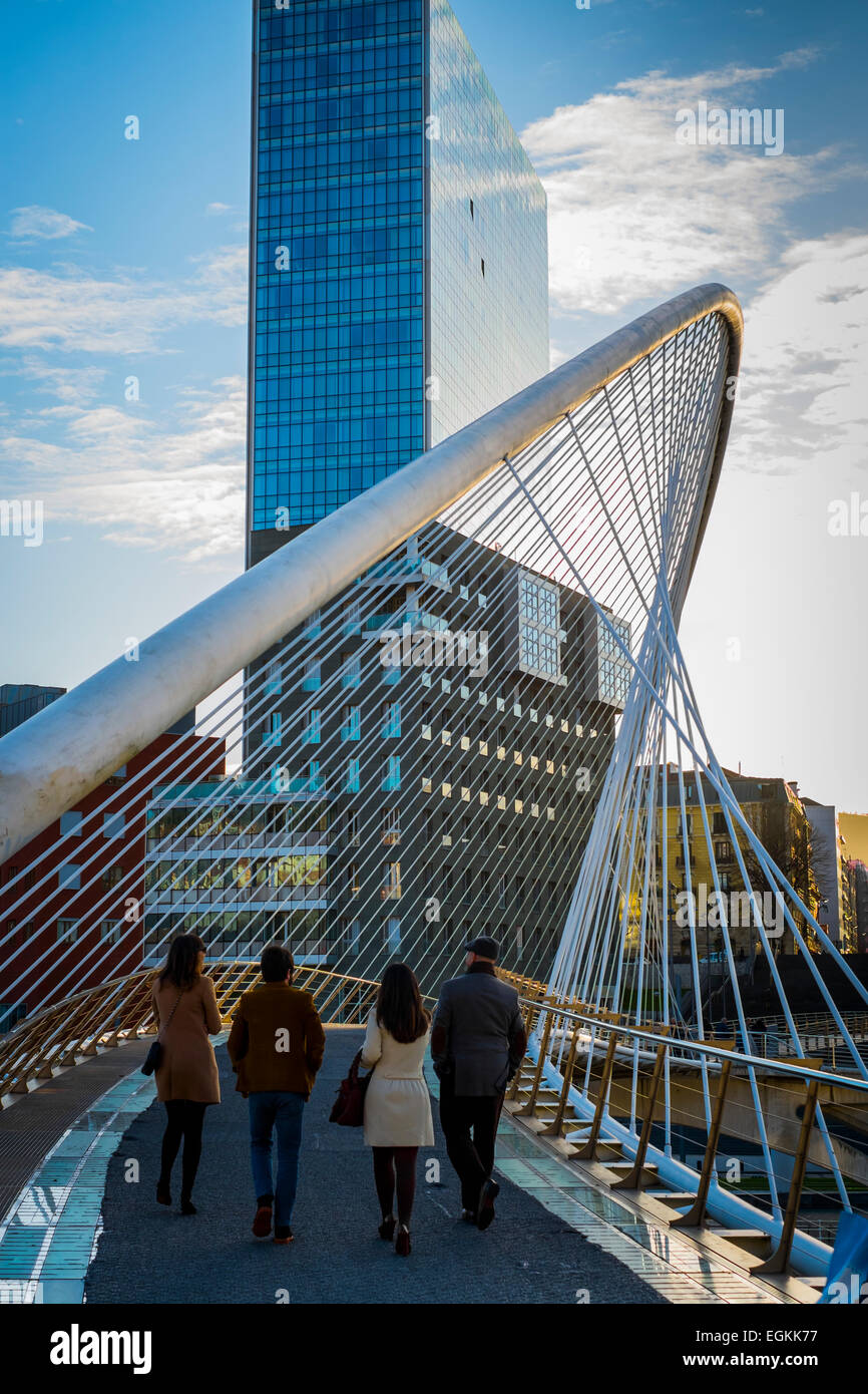 Zubizuri o ponte Calatrava e Isozaki Atea torri. Bilbao, Spagna, Europa. Foto Stock