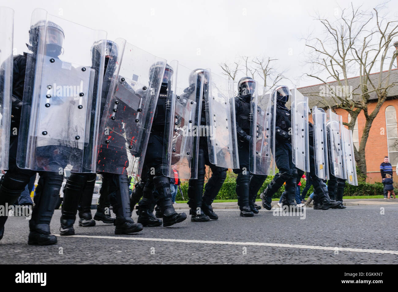 Il 16 febbraio 2013, Belfast, Irlanda del Nord. PSNI ufficiali in tenuta da sommossa tenere la folla si spostano il Newtownards Road dopo una protesta Foto Stock