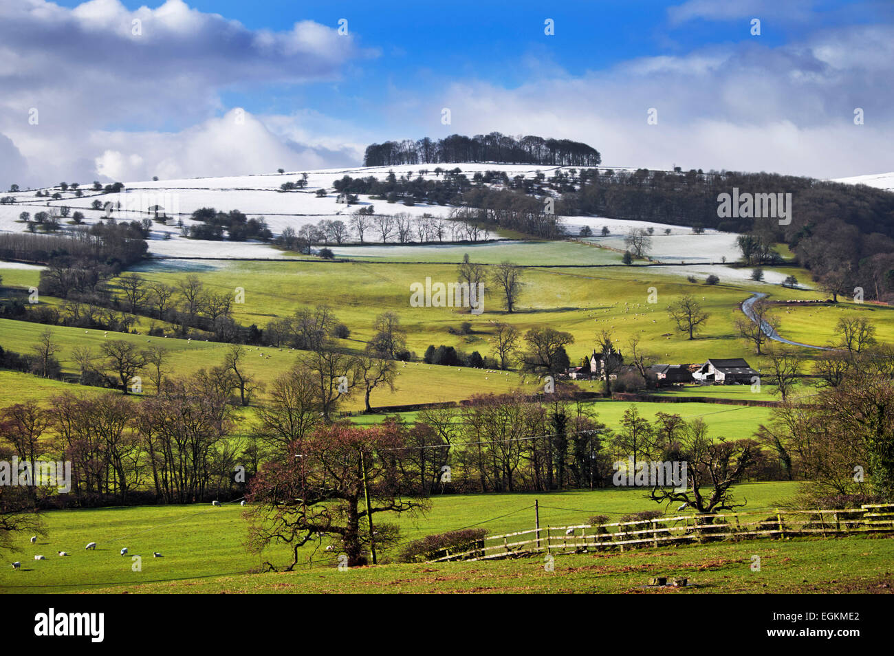 Vista dalla Izaak Walton Hotel a Oxleisure fattoria con Hazelton intrico sullo skyline di neve. Ilam, Staffordshire, Inghilterra. [Pe Foto Stock