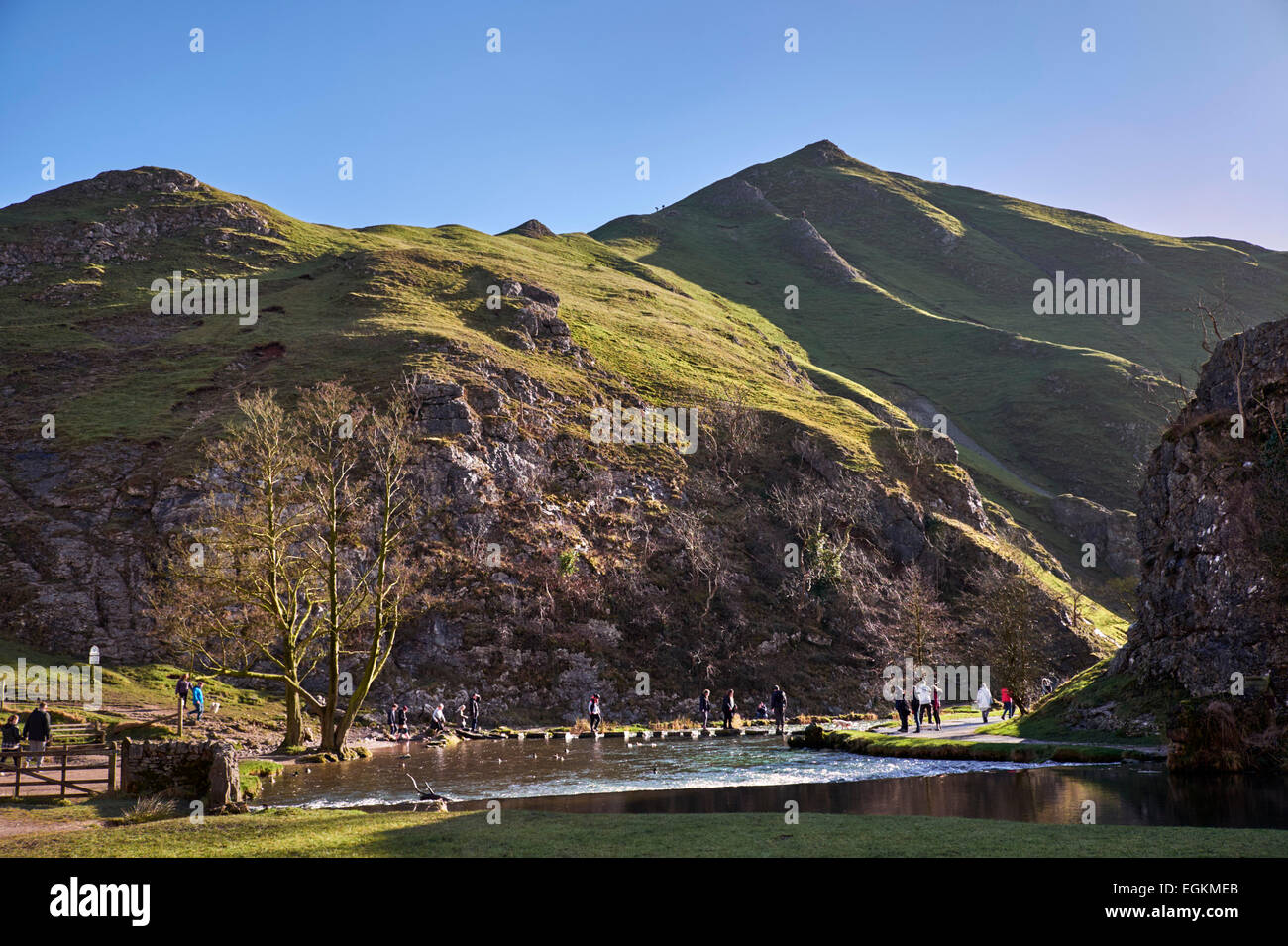 La gente sulla famosa pietre miliari attraverso il fiume colomba nella Dovedale con Thorpe Cloud oltre. Ilam, Derbyshire, in Inghilterra. [Pea Foto Stock