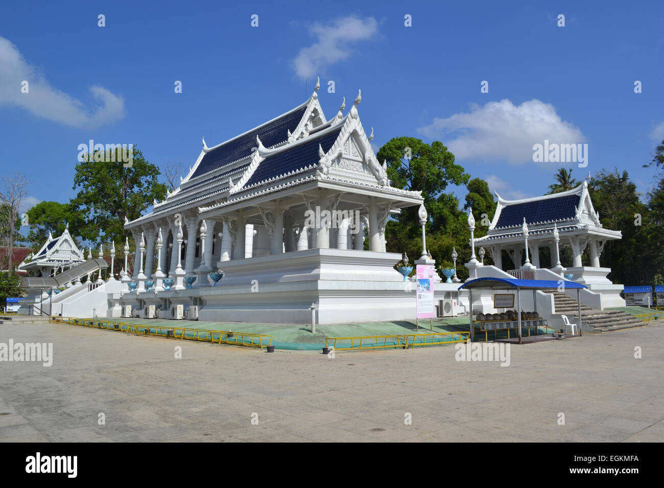 Il bianco tempio buddista - Wat Kaew Waram Kora in Krabi Town City Centre Foto Stock
