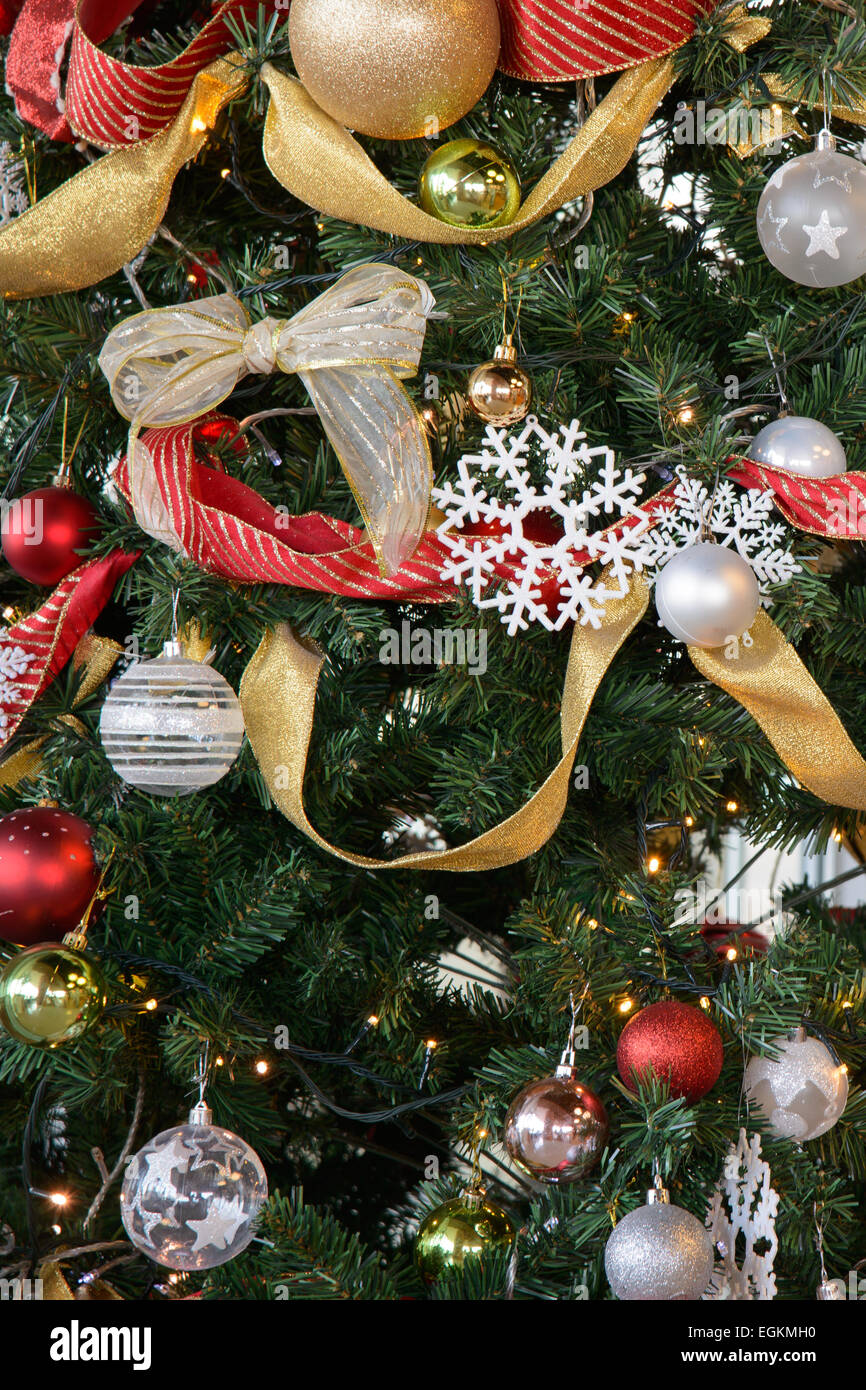 Close up ornati in albero di Natale artificiale Foto Stock